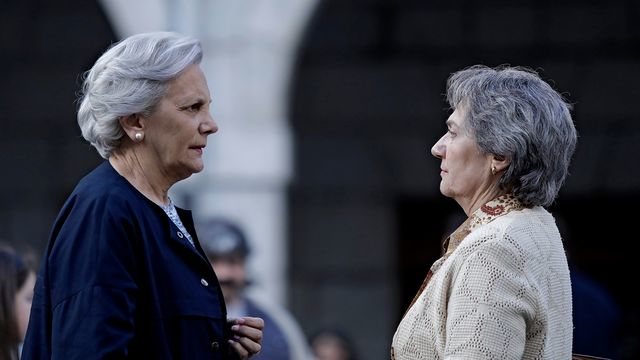 Fotograma de Patria en el que Bittori y Miren se cruzan en la plaza del pueblo