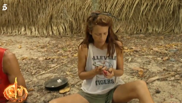 Elena hablando con sus compañeros de su relación con Pedro/ Foto: telecinco.es