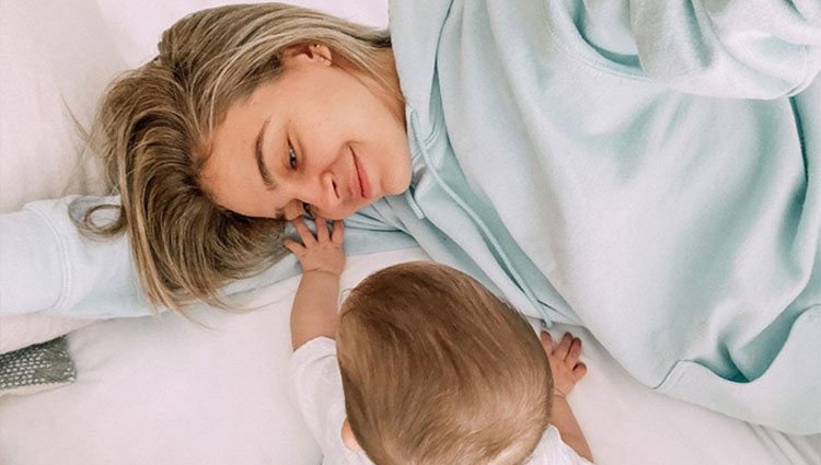 Laura Escanes jugando con su hija Roma/ Foto: Instagram