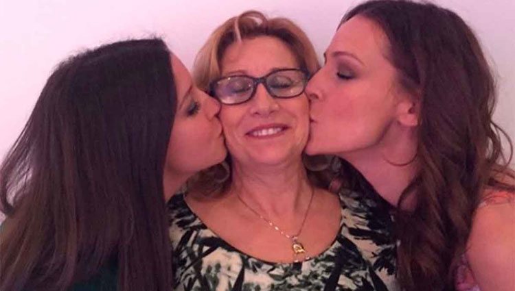 Eva González con su madre y su hermana antes de la pandemia/ Foto: Instagram