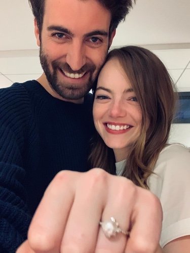 Emma Stone presumía de anillo de compromiso en diciembre de 2019 | Foto: Instagram