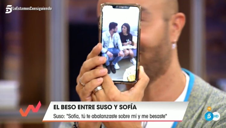 Luis Rollán enseñando una de las fotos / Telecinco.es