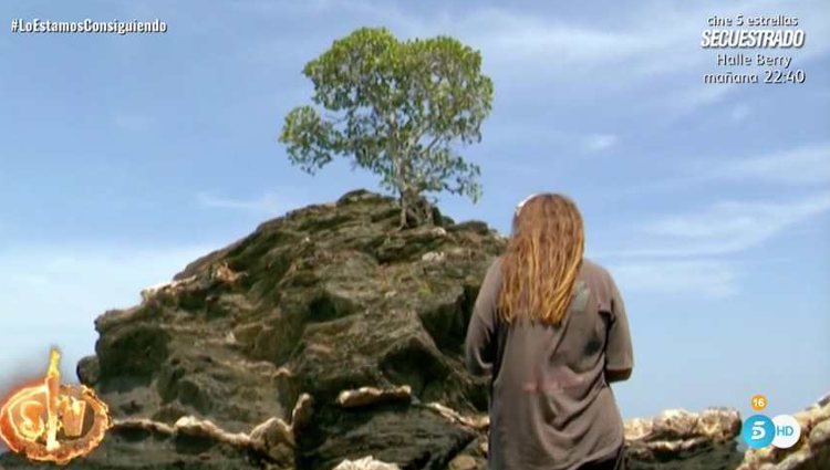 Rocío Flores en la roca del árbol | Foto: telecinco.es