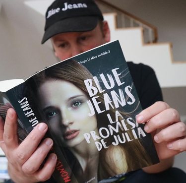 Blue Jeans con su libro | Instagram