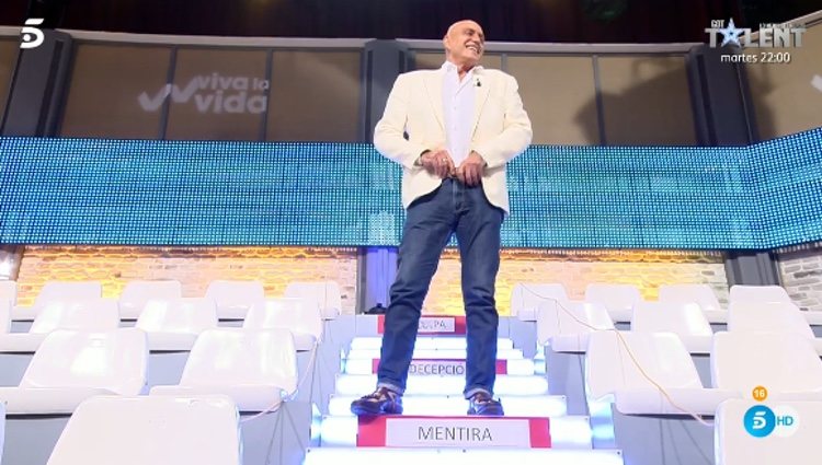 Kiko Matamoros en su 'escalera de las emociones' / Telecinco.es