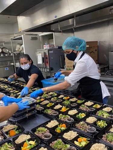 Meghan Markle cocinando en la organización Homeboy/ Foto: Instagram