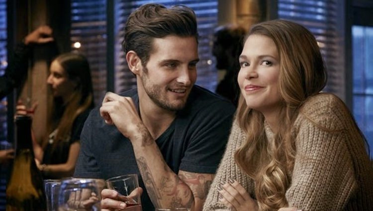 La protagonista, Liza Miller, con Josh en 'Younger'