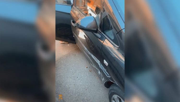 Adara enseñando cómo ha quedado el coche de su madre en Instagram