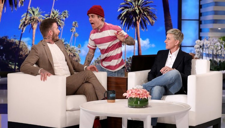 David Beckham siendo asustado por Justin Bieber durante una entrevista en el programa | Foto: Youtube