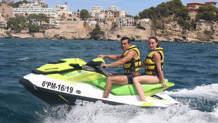 Mario Casas con Deborah François en una moto de agua/ Foto: Instagram