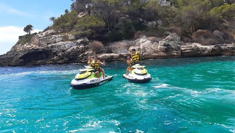 Mario Casas con su hermano, su cuñada y su novia en unas motos acuáticas / Foto: Instagram