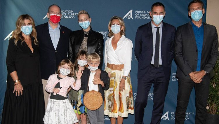 Alberto y Charlene de Mónaco con sus hijos en el preestreno de 'Planète Méditerranée'