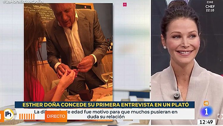 Esther Doña viendo imágenes de Carlos Falcó en 'La hora de la 1'/ Foto: La 1