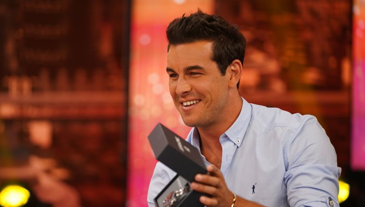 Mario Casas con su regalo de 'El Hormiguero'/ Foto: Antena 3