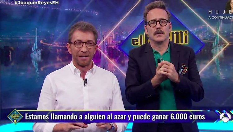 Pablo Motos haciendo las llamadas con Joaquín Reyes/ Foto: Antena 3