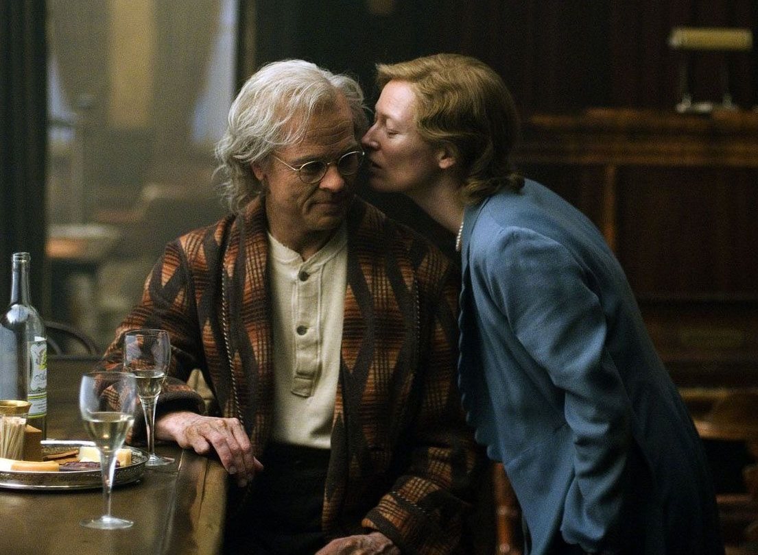 Tilda Swinton en un fotograma de 'El curioso caso de Benjamin Button' junto a Brad Pitt