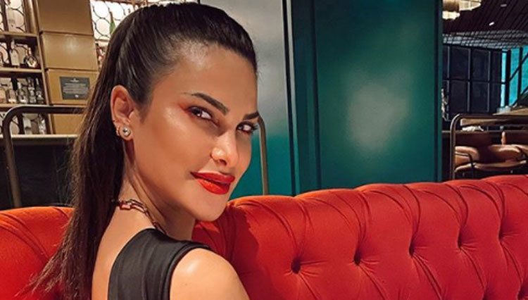 Carla Barber posando con labios rojos/ Foto: Instagram