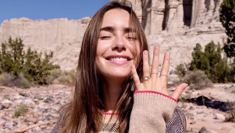 Lily Collins presume de anillo | Instagram