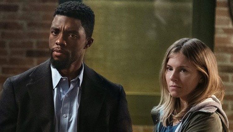 Sienna Miller con Chadwick Boseman en un fotograma