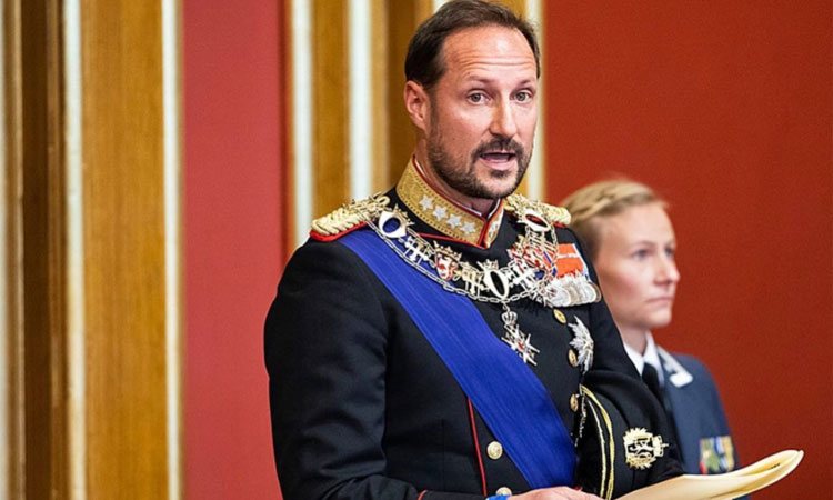 Haakon de Noruega en la lectura del discurso redactado por el Gobierno