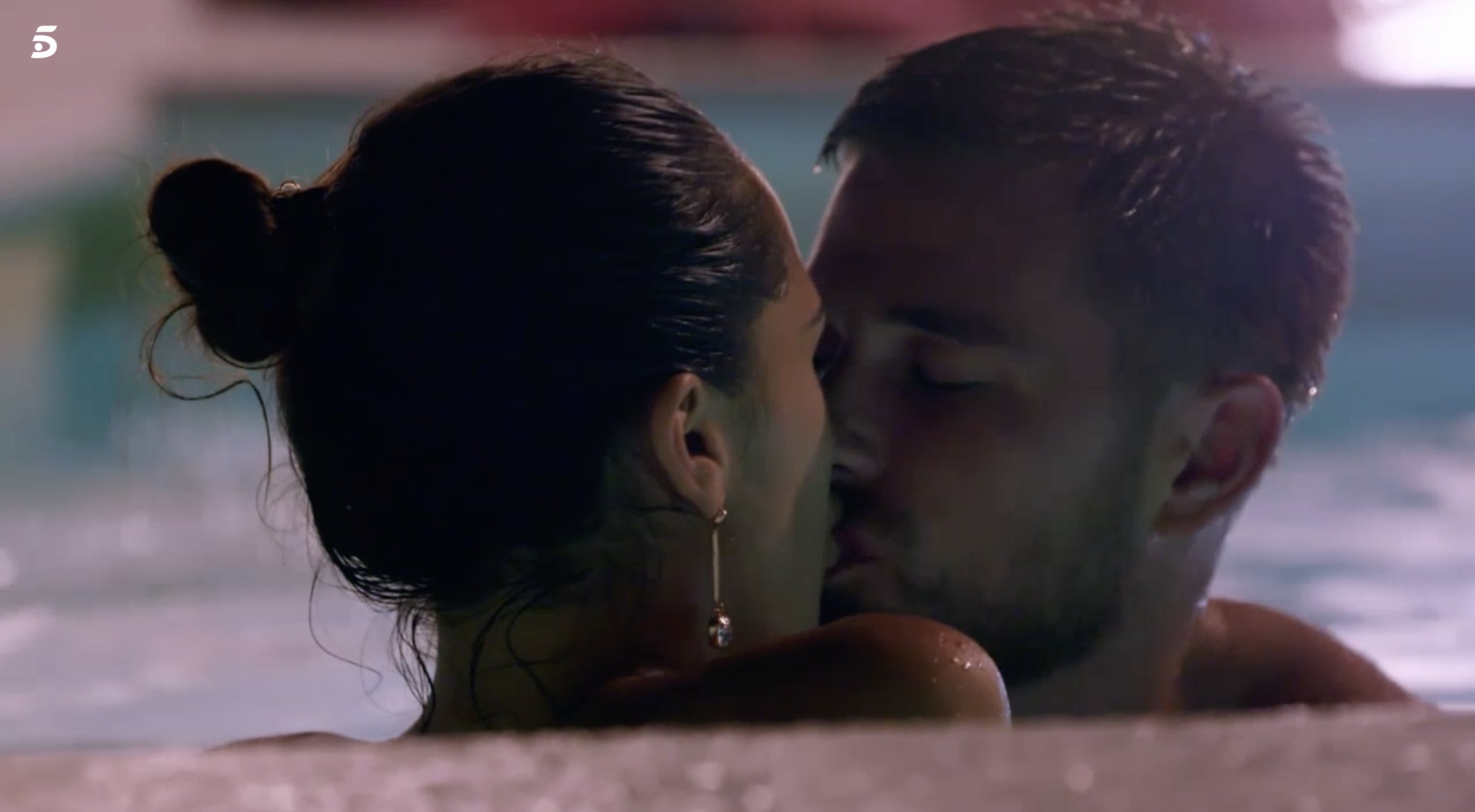 Tom y Sandra tuvieron un momento de intimidad en la piscina | Foto: Telecinco.es 