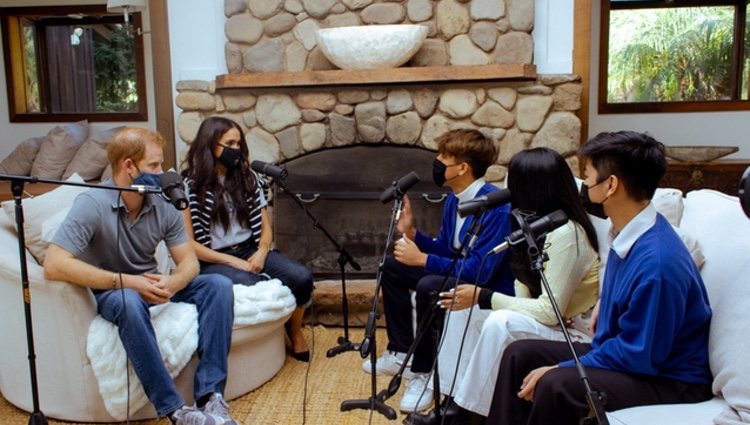 Los Duques de Sussex grabando el podcast con los adolescentes / Twitter