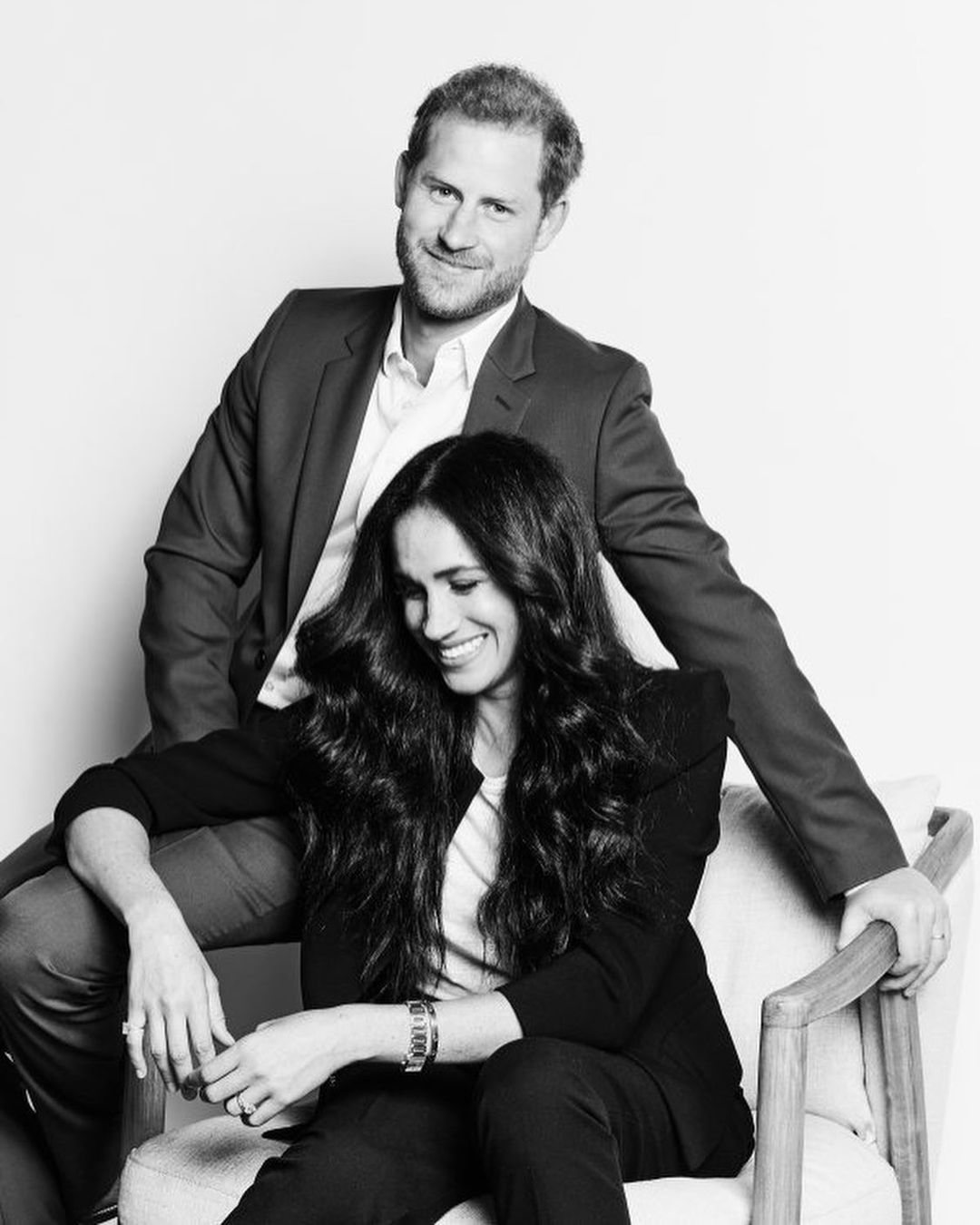 El Príncipe Harry y Meghan Markle en la foto oficial