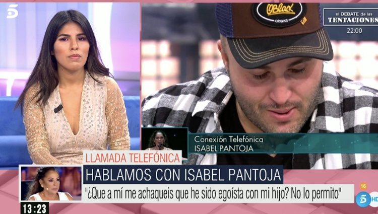 Isa Pantoja escucha atentamente a su madre | Foto: telecinco.es