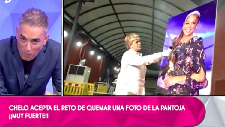 Chelo García Cortés quemando la foto de Isabel Pantoja / Telecinco.es