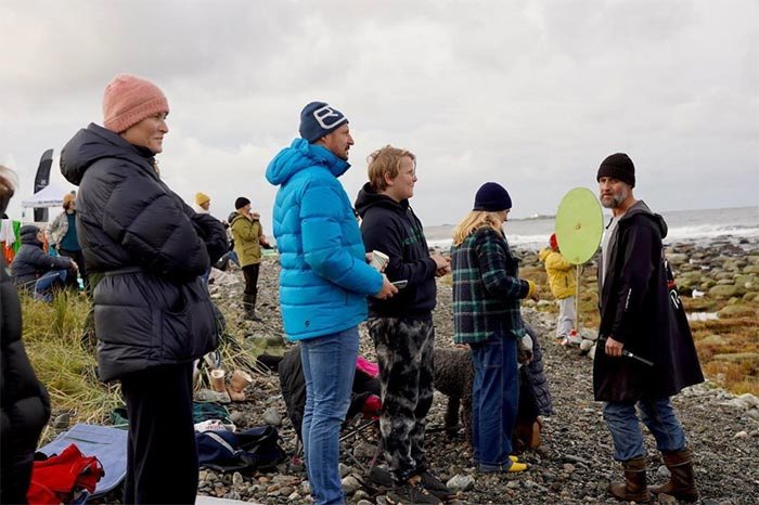 La familia de Ingrid de Noruega viéndola surfear/ The Royal Court