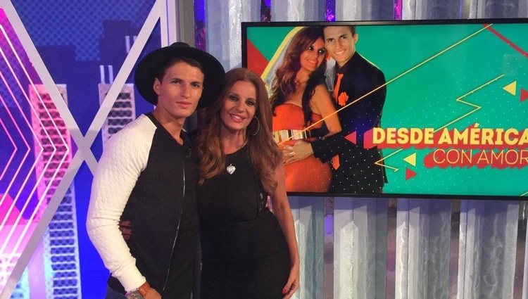 Sonia Monroy y JD en una visita a 'Sábado Deluxe' | Instagram