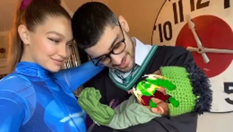 Gigi Hadid y Zayn Malik celebrando Halloween con su hija / Instagram