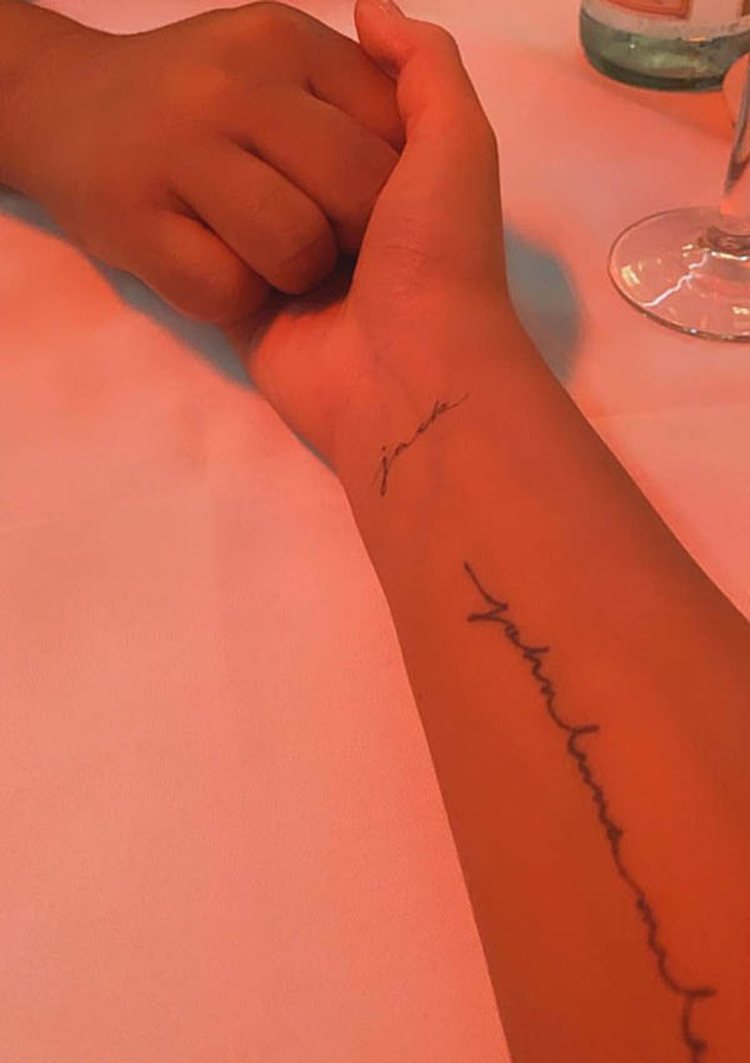 Chrissy Teigen se ha tatuado su nombre, Jack, en la muñeca | Foto: Instagram