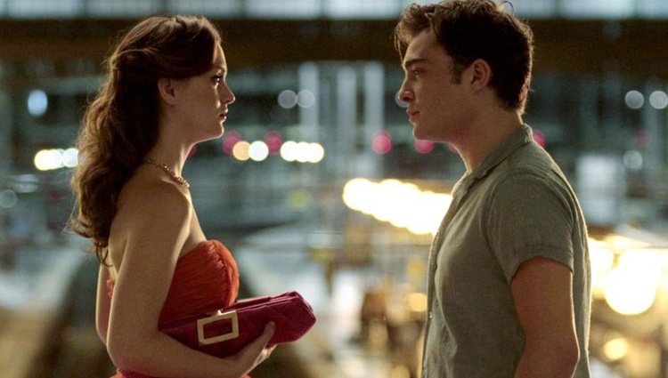 Blair Waldorf y Chuck Bass en uno de sus momentos románticos de 'Gossip girl'