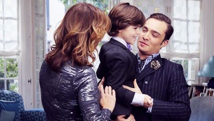 Chuck Bass ejerciendo de padrazo en un fotograma del final de la serie