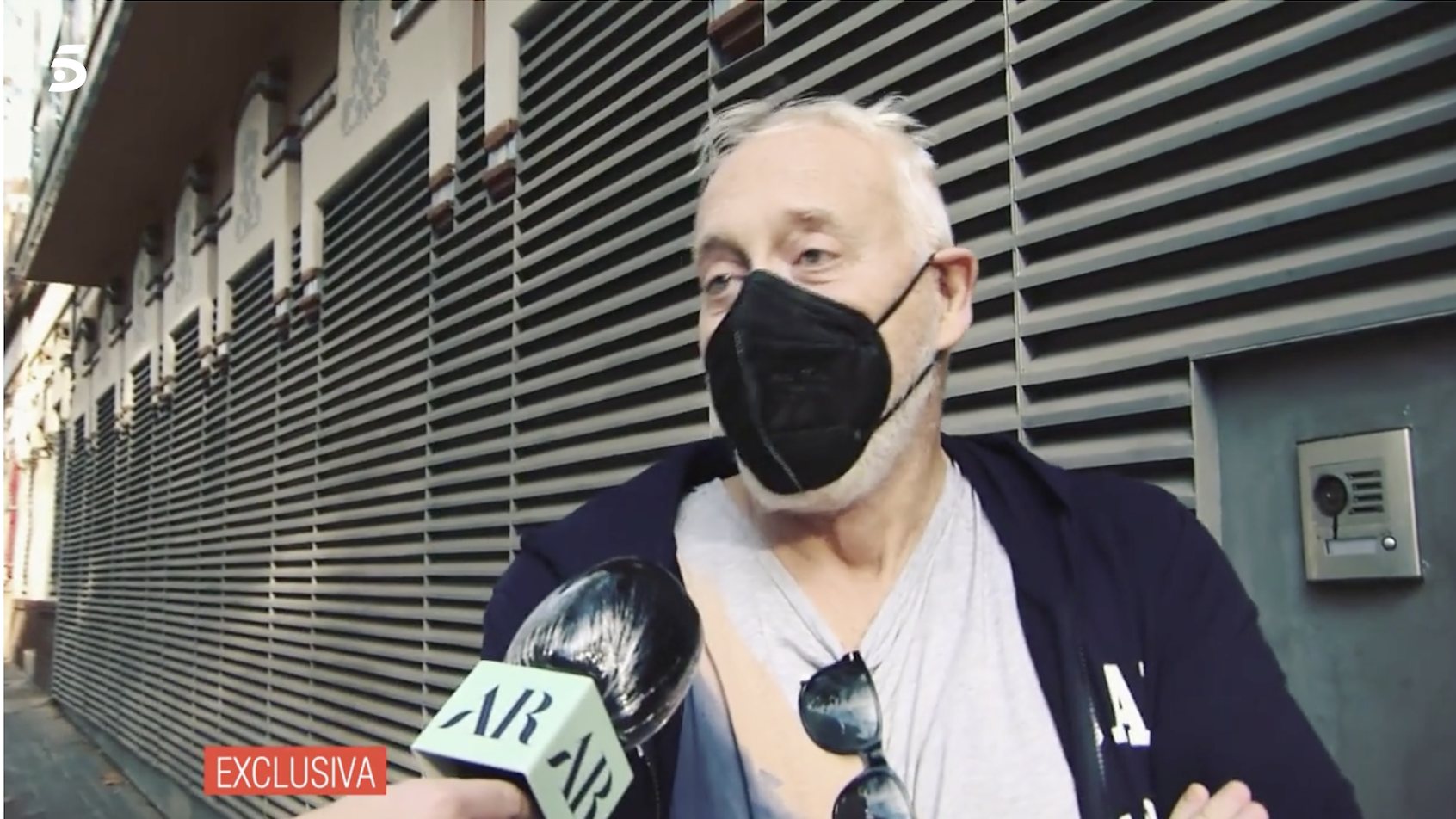 Josep Maria Mainat en la puerta de su casa/ Foto: telecinco.es