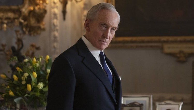 Charles Dance interpretando a Lord Mountbatten en una escena de 'The Crown'