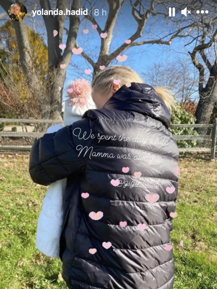 Yolada Hadid disfrutando de un día con su nieta mientras Gigi está trabajando | Foto: Instagram