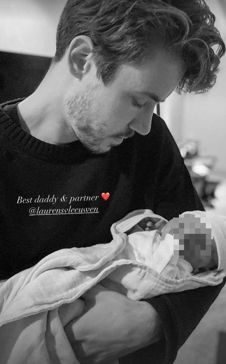 Laurens van Leeuwen con su hija en brazos | Foto: Instagram