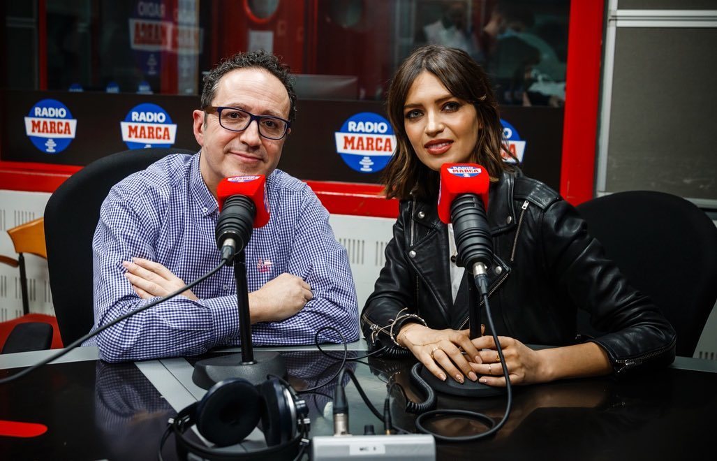 Sara Carbonero con uno de sus compañeros de radio/ Foto: Instagram