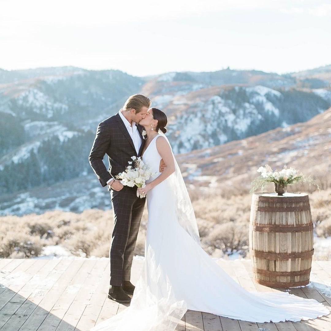 Alexander Ludwig besándose con Lauren Dear el día de su boda/ Foto: Instagram