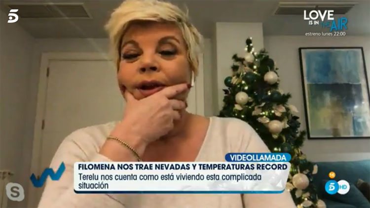 Terelu Campos con su árbol alquilado