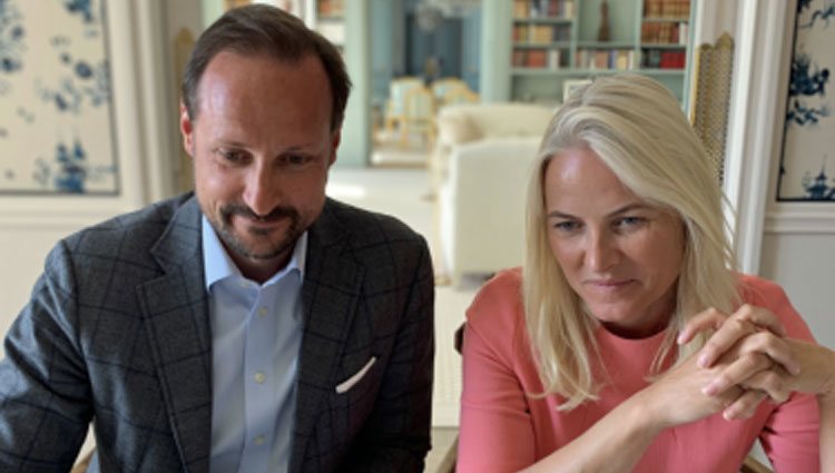 Haakon y Mette-Marit de Noruega en un acto telemático