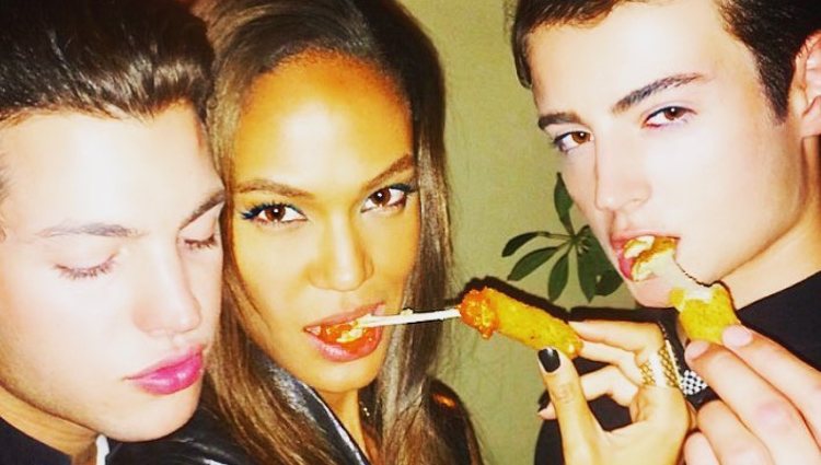 Harry Brant junto a la modelo Joan Smalls | Foto: Instagram @harry_brant