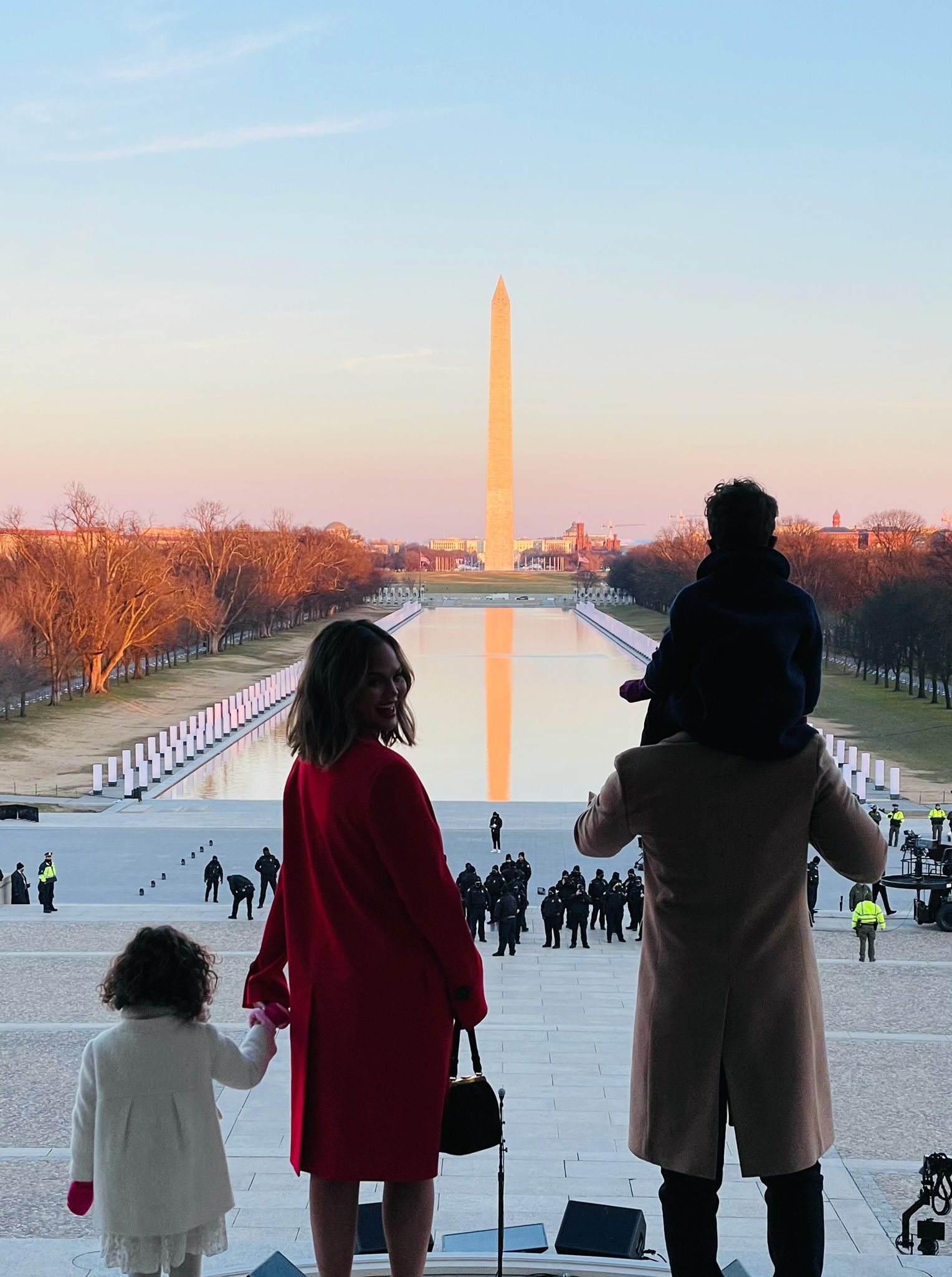 Chrissy Teigen y John Legend junto a sus hijos en el Capitolio | Foto: Twitter