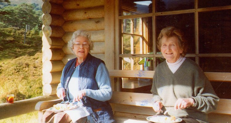 La Reina Isabel y Margaret Rhodes comiendo de picnic durante unas vacaciones | Instagram