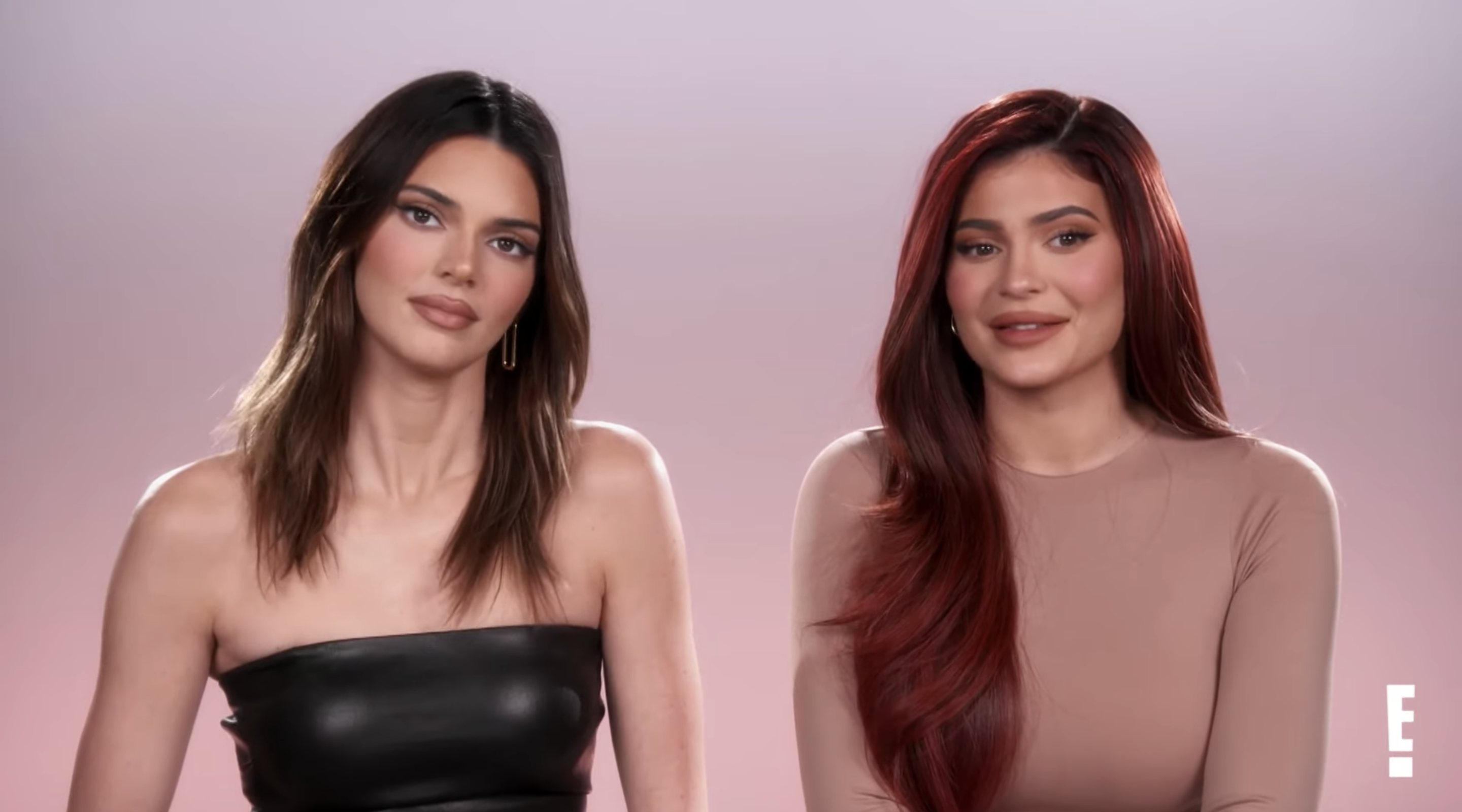 Kendall y Kylie Jenner durante uno de los totales del programa | Foto: Youtube