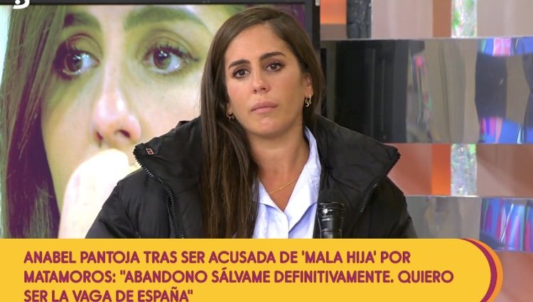 Anabel Pantoja con el abrigo para irse | Foto: telecinco.es