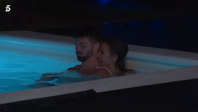 Isaac y Marina muy cariñosos en la piscina / Telecinco.es