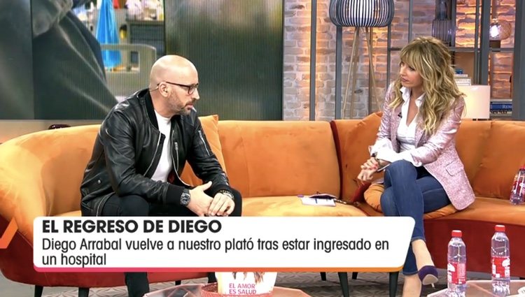 Diego Arrabal charlando con Emma García | Foto: telecinco.es